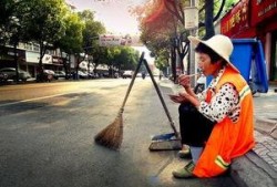 娱乐吃瓜酱环卫工人,默默守护城市清洁的“吃瓜酱”英雄