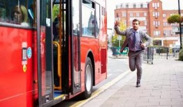 娱乐吃瓜酱男友追公交车,娱乐吃瓜酱现场直播浪漫一幕