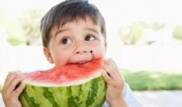 娱乐吃瓜酱女孩子洗衣服